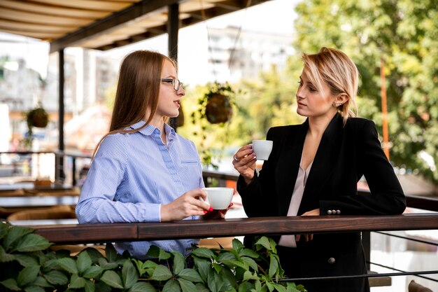 Mitarbeiter sprechen und trinken Kaffee