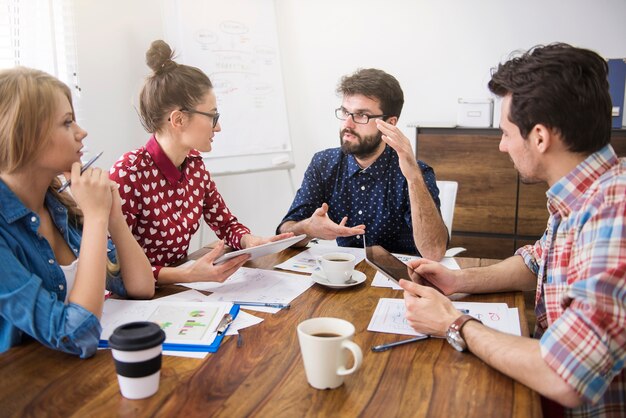 Mitarbeiter Team arbeiten. Brainstorming-Konzept