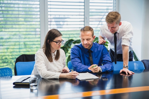 Mitarbeiterinnen und Mitarbeiter arbeiten im Büro