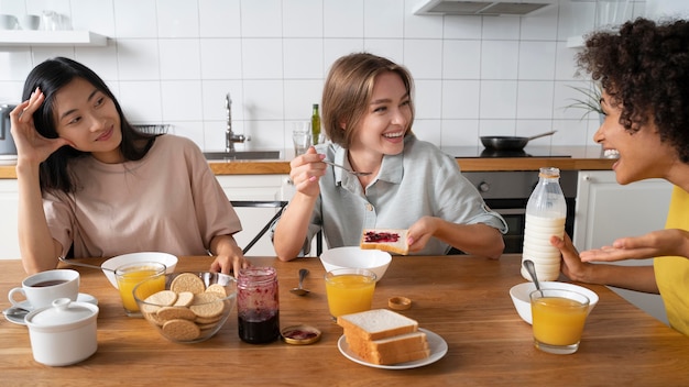 Mitbewohner, die gemeinsam eine Mahlzeit teilen