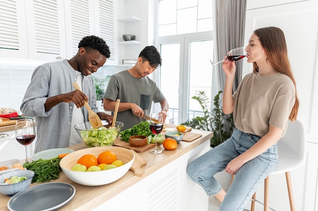 Mitbewohner mit mittlerem Schuss und leckerem Essen