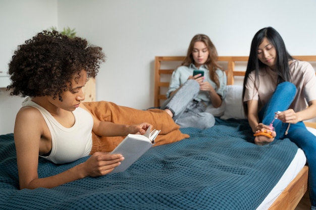 Mitbewohner teilen glückliche Momente zusammen