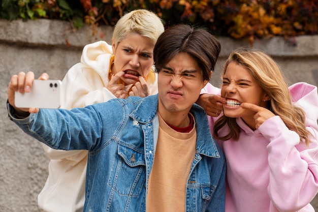 Kostenloses Foto mitelmäßige aufnahmen von freunden, die ein selfie machen