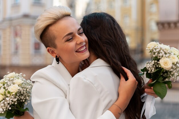 Kostenloses Foto mitelmäßige frauen, die heiraten