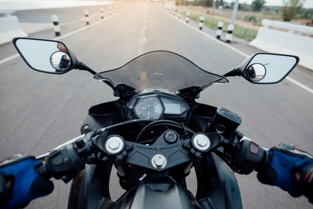 Mitfahrer-Motorrad auf dem Straßenreiten. viel spaß beim fahren auf der leeren straße