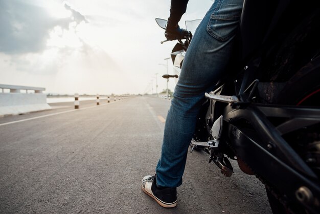 Mitfahrer-Motorrad auf dem Straßenreiten. viel spaß beim fahren auf der leeren straße