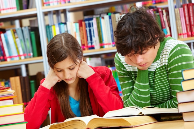 Mitschüler hart in der Bibliothek studieren