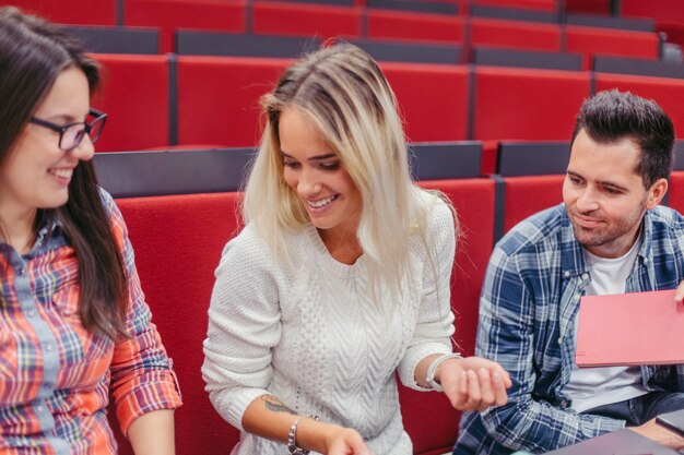 Mitschüler reden und lachen