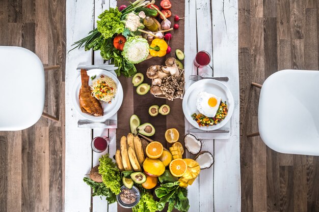 Mittagessen am Tisch mit gesunden Bio-Lebensmitteln. Draufsicht