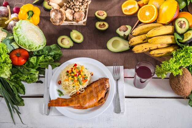 Mittagessen am Tisch mit gesunden Bio-Lebensmitteln. Draufsicht