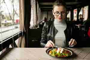 Kostenloses Foto mittagessen frau oliven salat modern