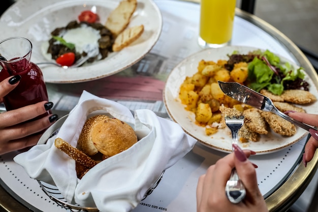 Mittagessen Hauptgerichte Kartoffel Huhn Dolma Cocktails Brötchen Seitenansicht