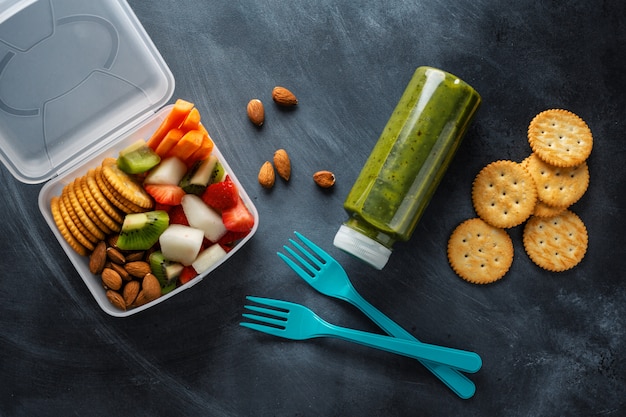 Mittagessen mit Obst und Gemüse in Box. Sicht von oben.