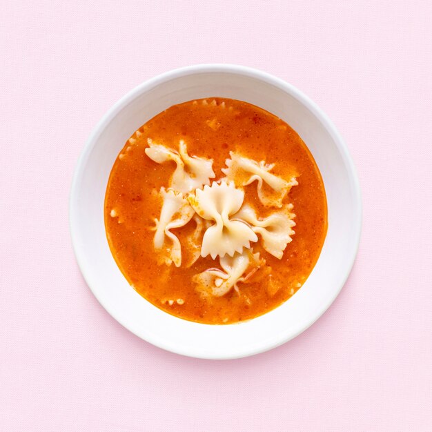 Mittagessen mit Pasta und Tomatensuppe für Kinder