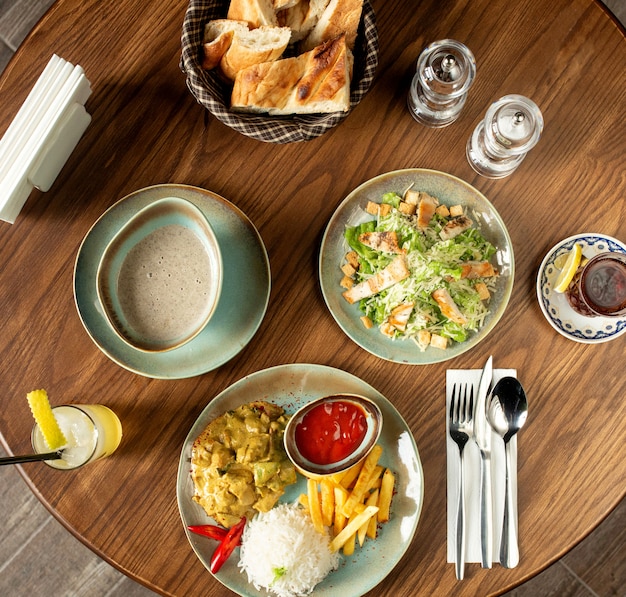 Mittagessen mit Pilzsuppe Caesar Salat und Hühnchengericht