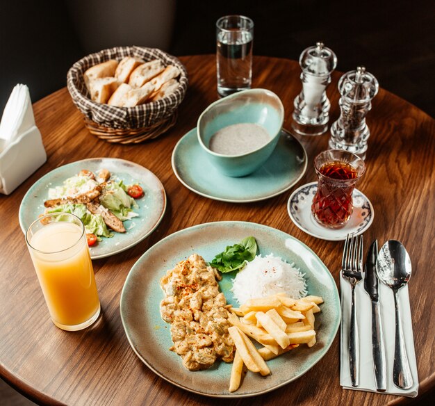 Mittagessen mit Pilzsuppe cremiges Hühnchengericht mit Reis und Pommes Caesar Salat