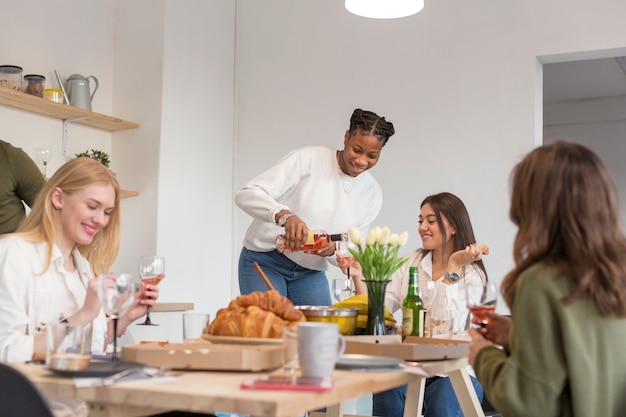 Mittagessen zu Hause mit Freunden