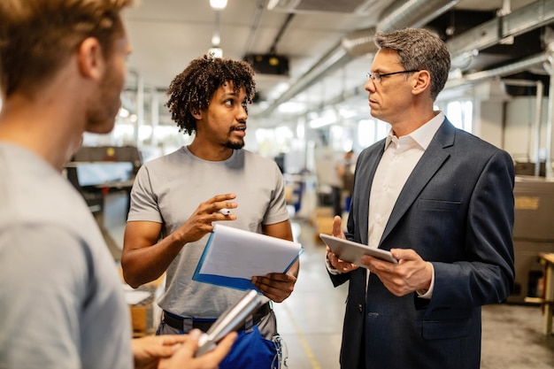 Arbeitnehmer und Arbeitgeber diskutieren über Arbeitnehmerüberlassung: Zweck der Überlassung eingestellt