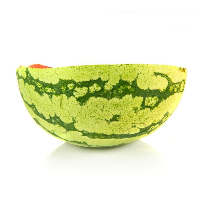 Mitte Wassermelone isoliert über weißem Hintergrund