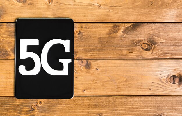 Mitteilung 5G auf moderner Tablette auf Tabelle