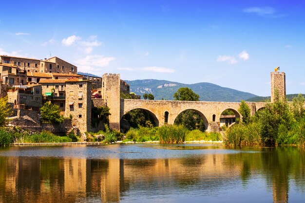 Mittelalterliche Stadt am Ufer des Flusses. Besalu