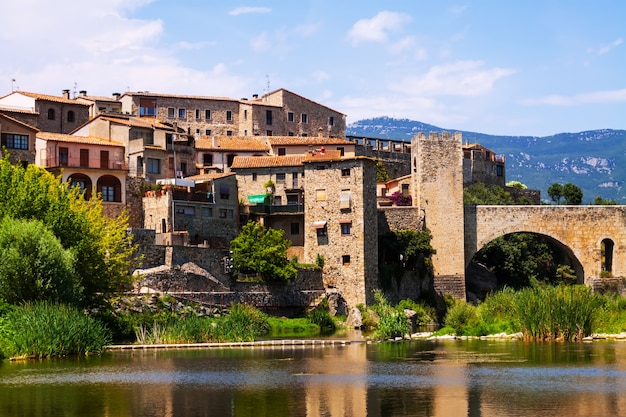 Mittelalterliche Stadt am Ufer des Flusses