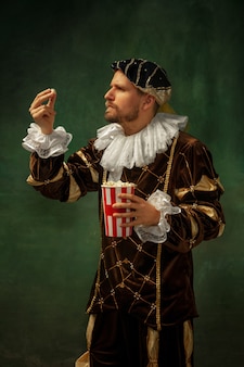 Mittelalterlicher junger mann im altmodischen kostüm
