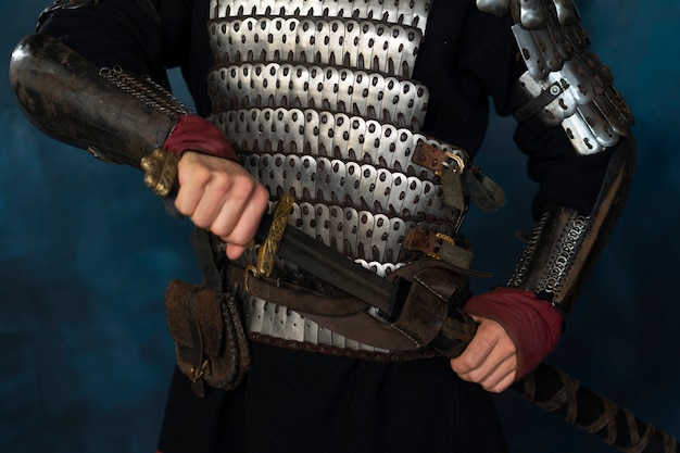 Mittelalterlicher Soldat der Vorderansicht posiert im Studio