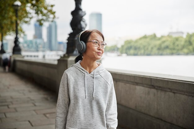 Mittelgroße ältere Frau mit Kopfhörern