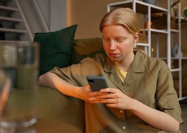 Kostenloses Foto mittelgroße albino-frau mit smartphone