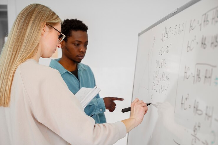 Kostenlose Foto mittelgroße aufnahme von menschen, die mathematik studieren