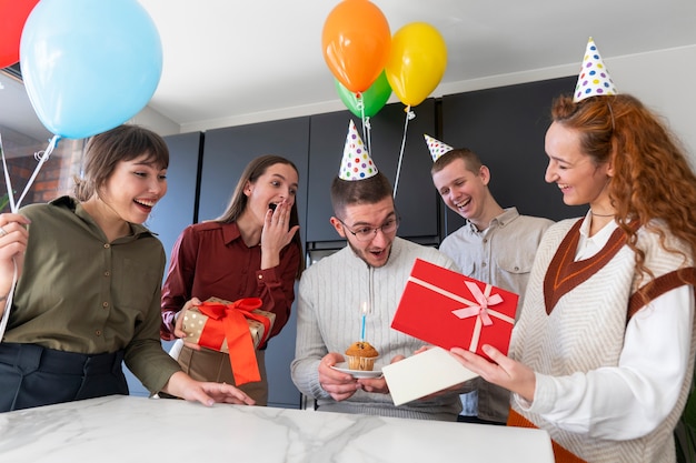 Mittelgroße Aufnahmen von Menschen, die bei der Arbeit feiern