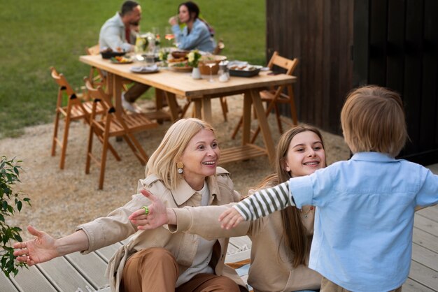 Mittelgroße Familie, die mit Kind spielt