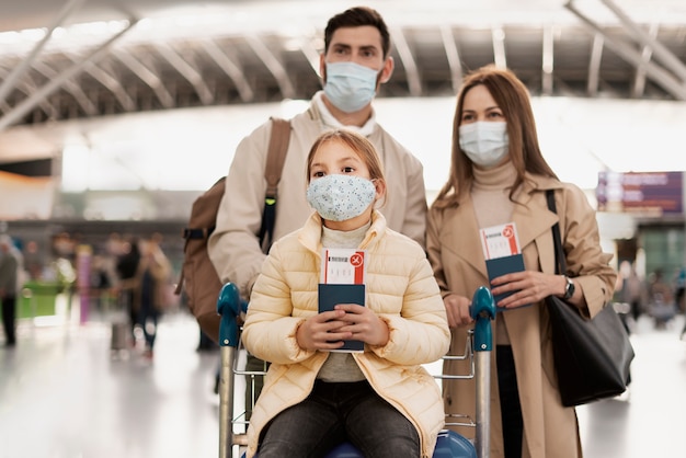 Kostenloses Foto mittelgroße familie mit gesichtsmasken