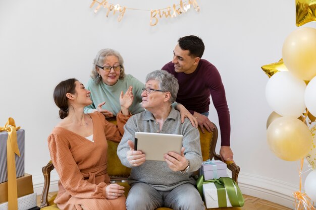 Mittelgroße Familie mit Tablet