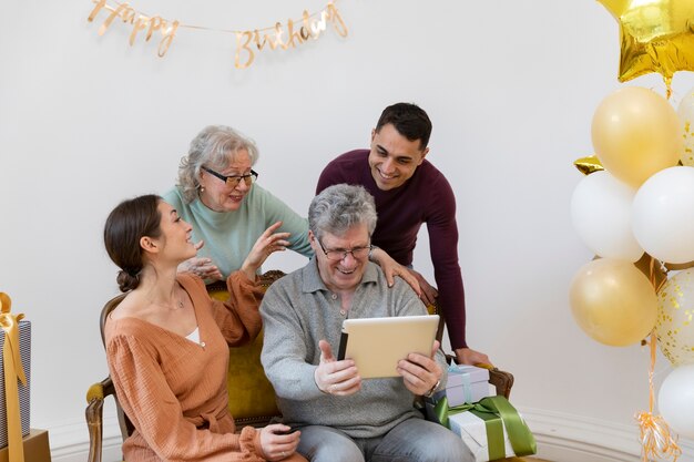 Mittelgroße Familie mit Tablet