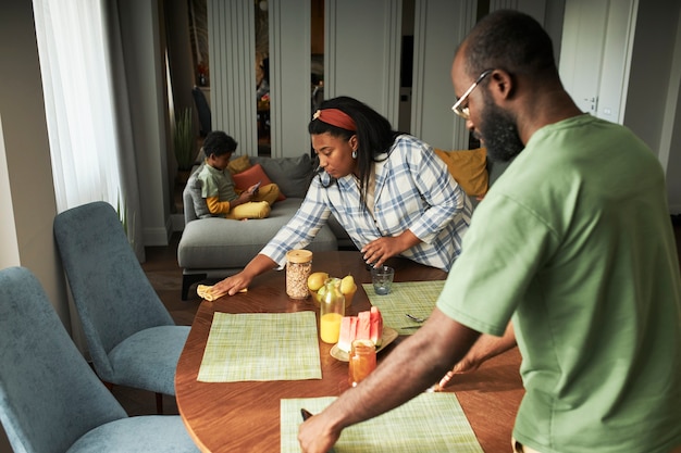 Kostenloses Foto mittelgroße familie zu hause