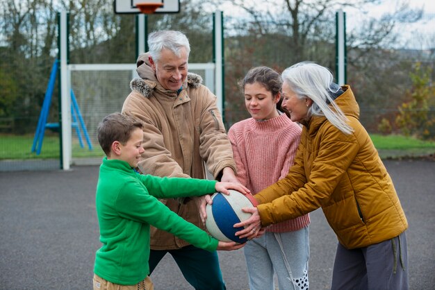 Mittelgroße Familienmitglieder, die mit Ball spielen