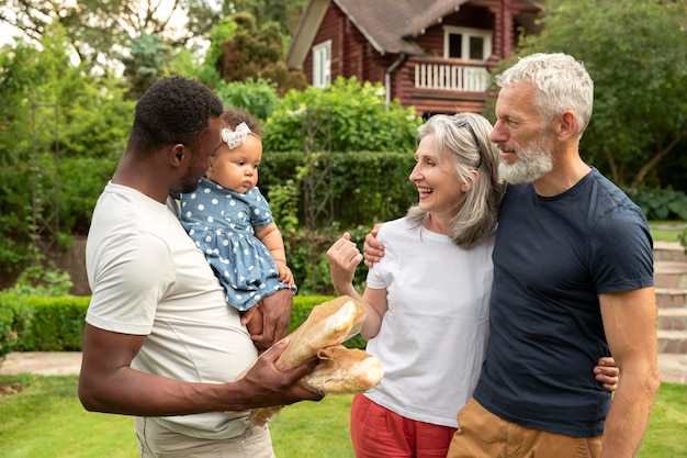 Mittelgroße Familienmitglieder mit Essen