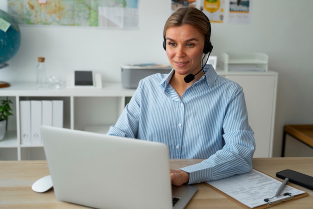 Mittelgroße Frau, die als Reisebüro arbeitet