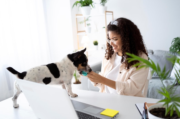 Mittelgroße Frau, die am Schreibtisch arbeitet