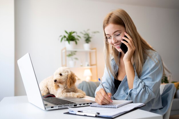 Mittelgroße Frau, die aus der Ferne arbeitet