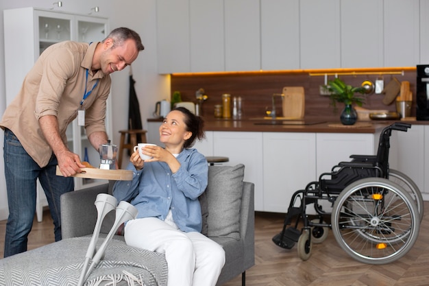 Mittelgroße Frau, die ein leckeres Frühstück bekommt