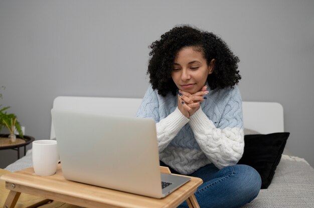 Mittelgroße Frau, die mit Laptop arbeitet