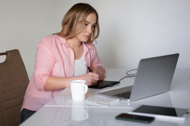 Mittelgroße Frau, die von zu Hause aus arbeitet working