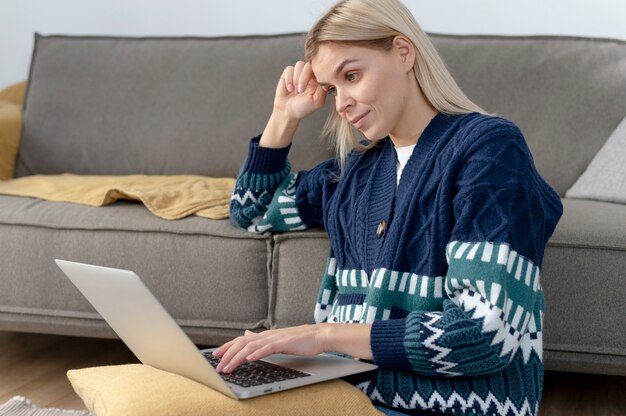 Mittelgroße Frau, die von zu Hause aus arbeitet