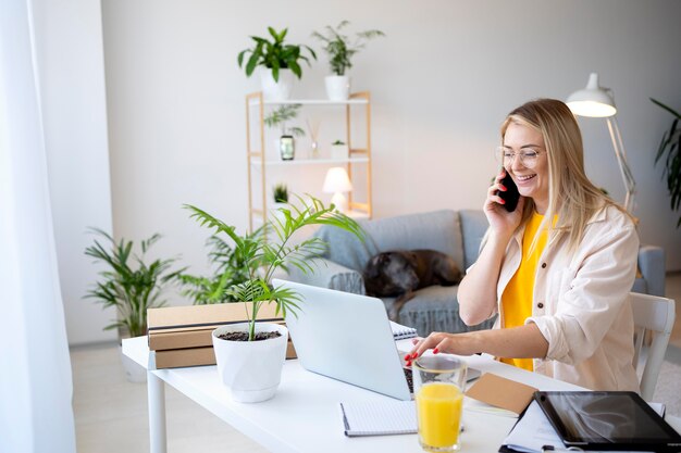 Mittelgroße Frau, die zu Hause arbeitet