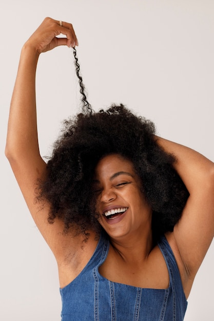 Kostenloses Foto mittelgroße frau mit afro-frisur