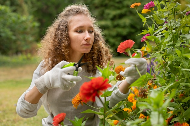 Kostenloses Foto mittelgroße frau mit gartenschere