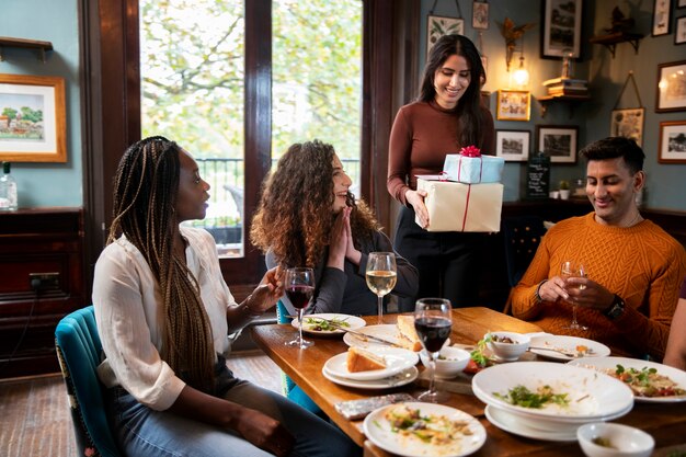 Mittelgroße Frau mit Geschenken